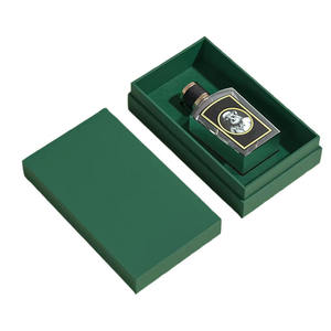 Boîte cadeau rectangulaire de luxe personnalisée rouge et verte en carton rigide étanche avec logo doré en relief, fermeture magnétique et insert en éponge pour - Product Image 1