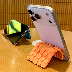 Supporto Pieghevole Multiuso in Silicone con Ventosa per Telefoni e Tablet, Design Ultra Compatto e Portatile - Product Image 2