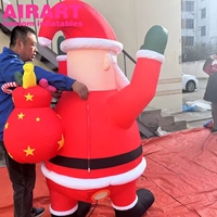 Père Noël gonflable sur pied aux bras levés, ventre proéminent, personnalisé et amusant pour les fêtes de Noël