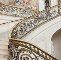 Rampe d'escalier décorative en métal de luxe, garde-corps en fer forgé sur mesure, design moderne pour escalier intérieur