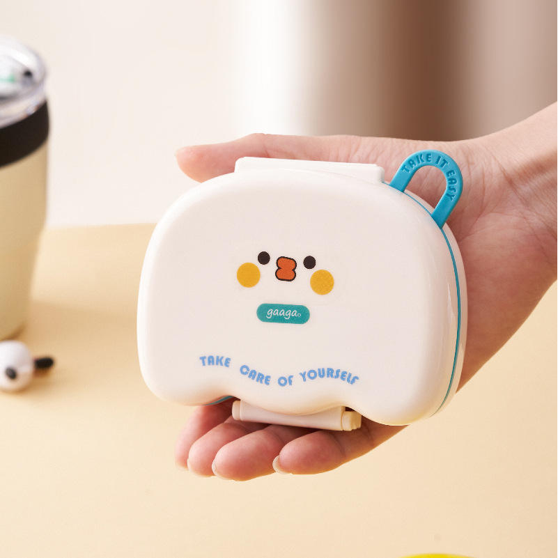 Jolie boîte à pilules [blanche avec autocollants]