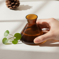 Bouteille de diffuseur de roseau carré de luxe en verre ambré 200ml noir blanc carré sans flamme avec couvercle à vis en bois à ouverture facile