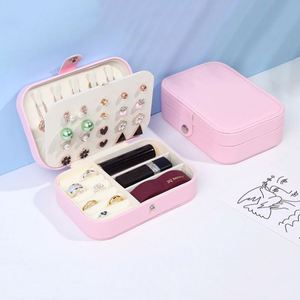 Caja de Joyería Cuadrada de Piel Sintética de Lujo, Blanca/Rosa, con Logotipo Personalizado, MOQ Bajo, Venta al Por Mayor, Mini Estuche Organizador de Joyas para Viaje - Product Image 1