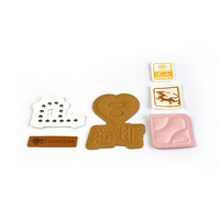 Écussons en cuir PU écologiques personnalisés avec logo, gaufrés pour étiquettes de vêtements, accessoires de confection à coudre, vente en gros OEM, faible MOQ