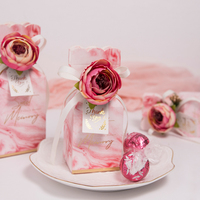 Boîte cadeau triangle de faveur de mariage de bonne qualité avec ruban doré et jolie boîte d'emballage en papier en carton pour bonbons