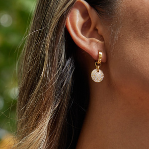 Pendientes de aro con colgante redondo de cristal en tono dorado, de acero inoxidable, para uso diario - Product Image 2