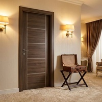 Puerta Interior de Madera con Acabado Personalizable, Inserciones Metálicas Horizontales, Bisagras Ocultas y Núcleo de MDF Insonorizado