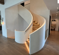 Escalier en métal courbé moderne de haute qualité avec rampe en verre pour usage intérieur dans un appartement ou une bibliothèque