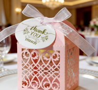 Boîte à dragées rose haut de gamme écologique avec finition mate, en carton nacré, gravure laser, fermeture magnétique et organza