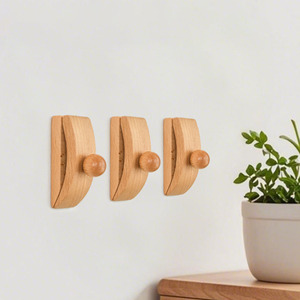 Arazzo in legno e appendiabiti per trapunte con riordino in legno include cuscinetti autoadesivi e viti di montaggio per l'organizzazione del guardaroba - Product Image 1