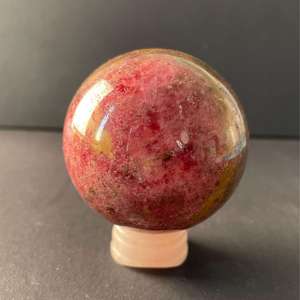 Esfera Decorativa de Rodonita, Bola de Piedra Preciosa Natural Pulida con un Rico Color Rosa y Vetas Negras Naturalmente Formadas - Product Image 3