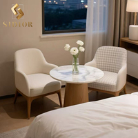 Ensemble de table d'appoint élégante avec plateau en marbre blanc et 2 chaises rembourrées, design minimaliste moderne, sièges confortables et rembourrés, chambre à coucher, hôtel