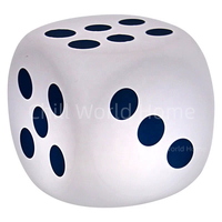 Ensembles de mobilier de bar extérieur à thème ludique, tables et chaises lumineuses avec motif dés, formes polyvalentes pour diverses situations