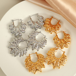 Pendientes de aro con diseño de hojas, chapados en oro y plata, joyería de uso diario para mujer - Product Image 1