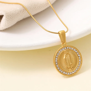 Collar de Acero Inoxidable Chapado en Oro de 18K con Colgante de la Virgen María con Incrustaciones de Diamantes en Relieve y Cadena de Espina de Serpiente para Uso Diario de Mujeres - Product Image 4