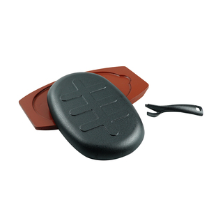<span class=keywords><strong>Plat</strong></span> <span class=keywords><strong>de</strong></span> service en fonte pré-assaisonné <span class=keywords><strong>de</strong></span> qualité alimentaire avec support en bois, idéal pour les plats chauds et les repas brûlants - Product Image 3