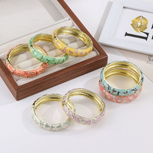 Bracelet jonc large à charnière à ressort en alliage de zinc plaqué or, émail cloisonné papillon gaufré, couleurs pastel variées pour femme, vente en gros - Product Image 1