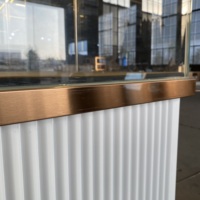 Vitrine en verre ondulé blanc avec éclairage LED et système de verrouillage pour bijoux et objets d'art, usage commercial dans les centres commerciaux