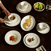 Service de vaisselle classique en céramique blanche côtelée, ensemble complet pour la maison, le café, l'hôtel, le petit-déjeuner, le déjeuner, le dîner et les repas quotidiens.
