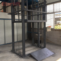 Monte-charge vertical robuste pour rails de guidage / Monte-charge vertical résistant aux intempéries pour chantiers de construction
