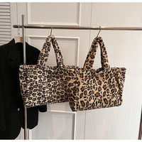 Sac fourre-tout tendance grande capacité imprimé léopard, sac bandoulière décontracté en fausse fourrure pelucheuse style célébrité