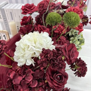Chemin de table en fleurs artificielles rouges de 200 cm, arrangement floral mixte de roses, d'hortensias et de pivoines rouge foncé, décoration de table - Product Image 5