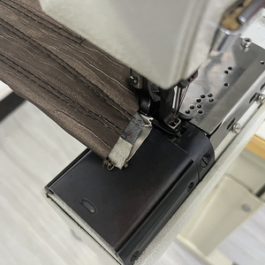 Machine à coudre industrielle informatisée à double aiguille, bras cylindrique à alimentation composée, pied entraîneur motorisé, ensemble complet RN8BL-2D - Product Image 3