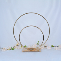Arche de mariage en métal à double anneau Vase à fleurs en or Centres de table décoratifs pour mariage Arrangement floral écologique