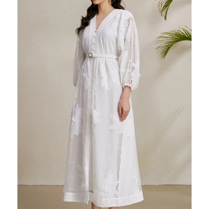 Robe à manches lanterne à col en V avec broderie creuse pour femmes <span class=keywords><strong>de</strong></span> luxe léger 2025 nouvelle jupe longue à simple boutonnage - Product Image 2