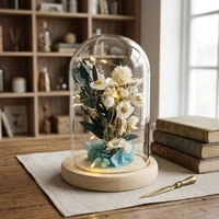 Cloche en verre soufflé à la main avec fleur préservée et base en bois naturel, veilleuse, idée cadeau pour la Fête des Mères et la Saint-Valentin, dôme décoratif
