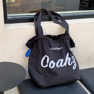 Bolsa de Mano con Cordón y Logotipo Serigrafiado al por Mayor, Gran Capacidad, Nailon con Arrugas, 20 Pulgadas - Product Image 3