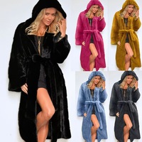 Manteau en fourrure artificielle d'hiver grande taille pour femmes avec capuche et manches longues offrant chaleur et durabilité, un manteau écologique.