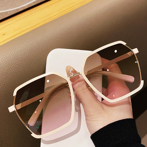 2023特大サングラスファッションニュートラルUV保護サングラスライトカラーメガネ - Product Image 1