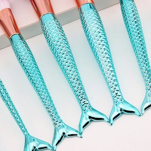 Ensemble de 7 pinceaux de maquillage sirène scintillants, poils synthétiques personnalisés, manche en plastique, fabrication artisanale, étiquette privée, pinceaux professionnels pour le visage - Product Image 2