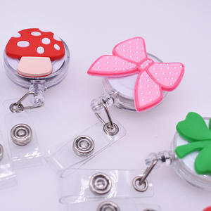 Produits les plus vendus sur <span class=keywords><strong>Amazon</strong></span> 2025 vente en gros de fleurs médicales bobine d'insigne accessoires d'infirmière porte-<span class=keywords><strong>badge</strong></span> nominatif - Product Image 3