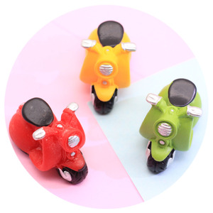 Nouvelles figurines 3D en résine, miniatures de moto rouge, jaune, vert, figurines de transport pour maison de poupée, jouets, porte-clés, bijoux, artisanat - Product Image 3