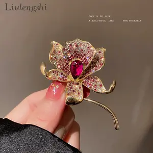 Retro altın kaplama Metal mor kristal zambak orkide broş Pins mor Rhinestone çiçek Petal zambak orkide kadınlar için