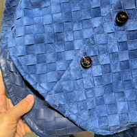 Veste en daim véritable bleue, entièrement tissée à la main, ourlet incurvé irrégulier, coupe oversize courte, simple boutonnage