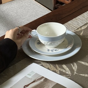 Service de table moderne en porcelaine écologique bleu lait d'été avec motif floral en relief, comprenant tasse, soucoupe et assiette occidentale, pour le thé de l'après-midi, le café et les occasions décontractées - Product Image 1