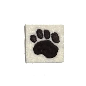 Aangepaste Handgemaakte Geborduurde Patches Footprint Patroon Vilt Materiaal Badges Team Sport School Logo-Ijzeren Naaikleding