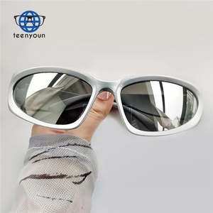 نظارات شمسية من Teenyoun بالجملة للف حول الموضة cy2k جمالية نظارات شمسية بيضاوية عتيقة داكنة للرجال والنساء - Product Image 2