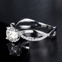 Anillo de Moissanita Redonda con Baño de Rodio y Piedras Laterales, Plata 925, Engaste de Garras, Joyería de Compromiso