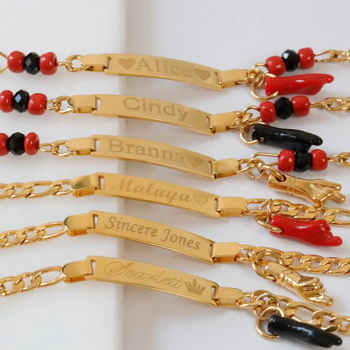 Kunden spezifischer Name Gold Titan Stahl Kinder vergoldet Edelstahl Azabache Armband Fußkettchen kann Armband graviert werden