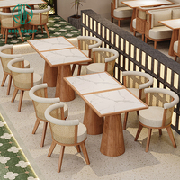 Bestseller Moderne Pizza Restaurant Möbel-Sets – Gewerbliche Quadratische Holztische, Stoff-Rattan-Langbänke und Café-Stühle für Nischen