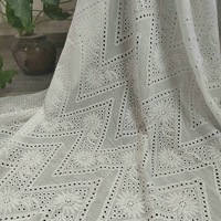Tissu en coton blanc brodé à œillets 285 g/m², tissu ajouré géométrique Chevron 9088 pour robes et chemisiers