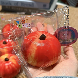 Nouveau jouet anti-stress en forme de pomme peint à la main, entièrement fait à la main - Product Image 1