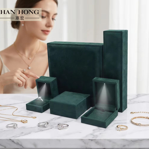 Boîte à Bijoux de Luxe Personnalisée en Gros pour Collier, Bracelet et Bague, Écrin à Parure en Velours <span class=keywords><strong>Vert</strong></span> Premium avec Lumière LED et Logo - Product Image 1