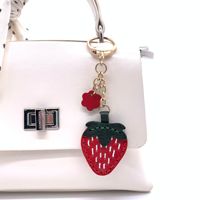 Porte-clés en cuir véritable le plus vendu, fait main, avec breloque fraise, motif dessin animé mignon et frais, pendentif de sac, accessoire de voiture