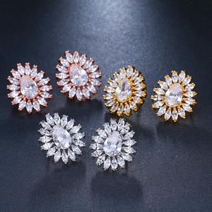 ต่างหูคริสตัลรูปดอกไม้ชุบทองคำ ดีไซน์หรูหรา ประดับด้วยทองเหลืองและเพชรคิวบิกเซอร์โคเนีย เหมาะสำหรับงานแต่งงานและงานปาร์ตี้ - Product Image 1