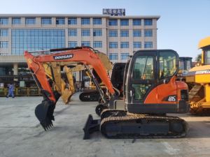 Mini-excavatrice Doosan 60 de 6 tonnes d'occasion, type chenille mobile, marque Komatsu Bobcat, moteur Kawasaki, hydraulique PLC, boîte de vitesses - Product Image 3